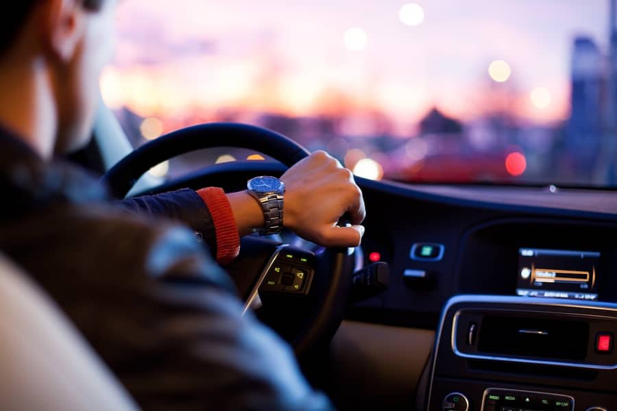 Chauffeur professionnel au volant